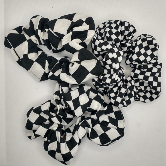 🧁 3/$30 Black and White Checkered Scrunchies Set of 3 NEW - Picture 2 of 6